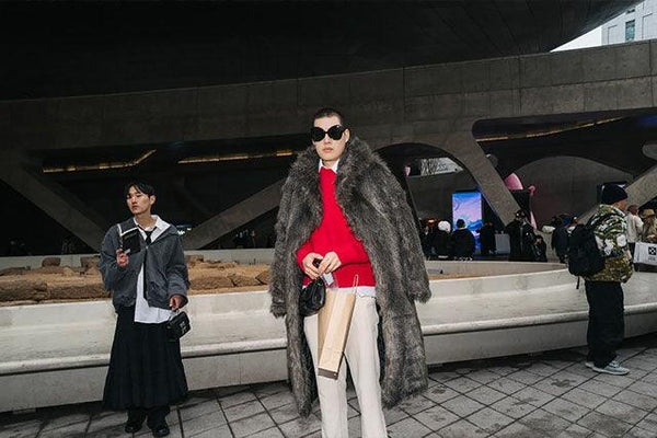 Street Stylers in Seoul Are Wearing Head-to-Toe Black to Channel Their Inner Rockstars. - KLOTHEN